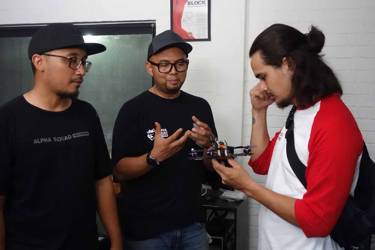 Kedua founder sedang menjelaskan keunggulan produk Alpha Squad Multirotor